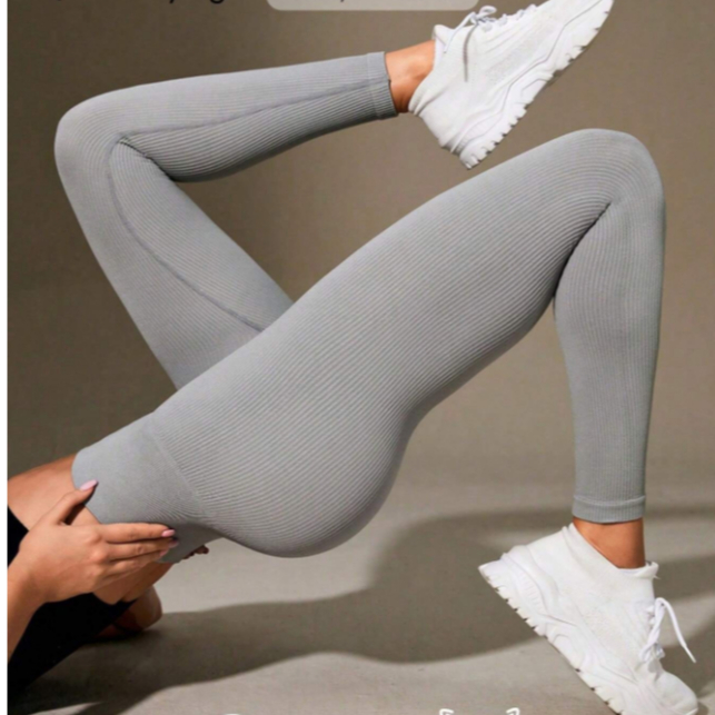 Leggings canelada de cintura larga e cor sólida para atividades esportivas.
