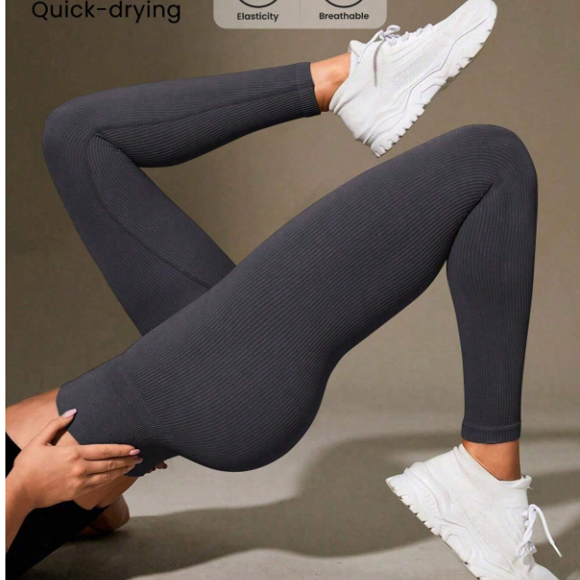 Leggings canelada de cintura larga e cor sólida para atividades esportivas.