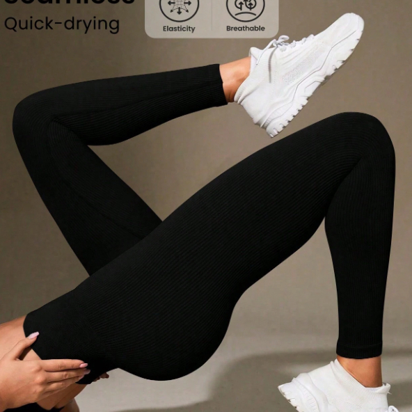 Leggings canelada de cintura larga e cor sólida para atividades esportivas.