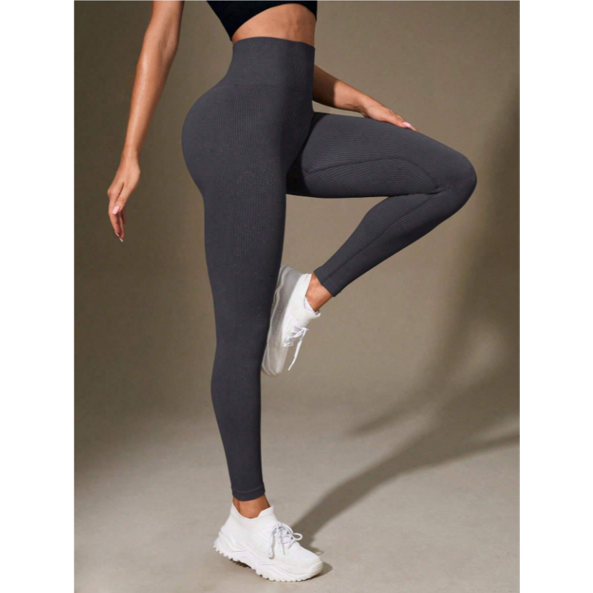 Leggings canelada de cintura larga e cor sólida para atividades esportivas.
